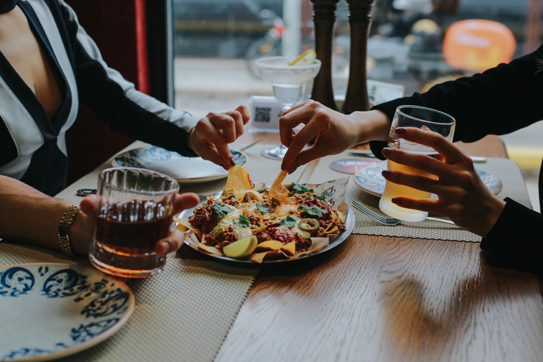 Why Restaurant Experts Are Urging Diners To Ditch The Solo Table