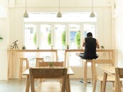 这家简约咖啡店内部明亮通风，设有木制座椅，自然光线充足，氛围轻松