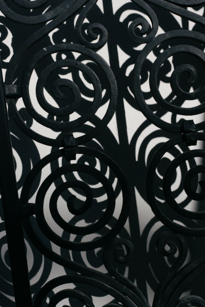 Detail ya geti la chuma lenye finishing nyeusi
