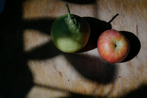 apple, armut, gölge içeren Ücretsiz stok fotoğraf