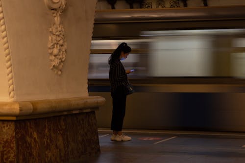 Foto d'estoc gratuïta de andana de metro, dempeus, dona