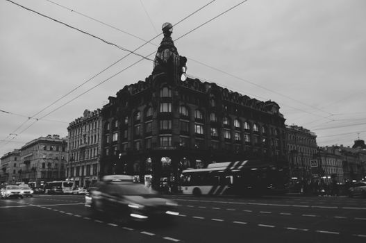 Black and white photo of busy street with cars and iconic architecture.