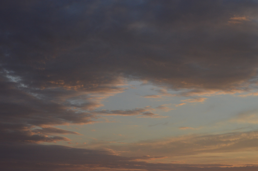 Dramatic twilight cloudscape with warm hues and soft lighting, creating a tranquil evening atmosphere., free online jigsaw puzzle on JigsawPuzzlesFreeOnline.org