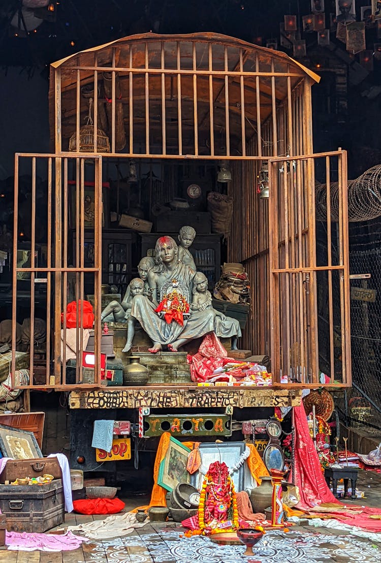 The Migrant Mother Sculpture For Durga Puja At Barisha Club In West Bengal, India 