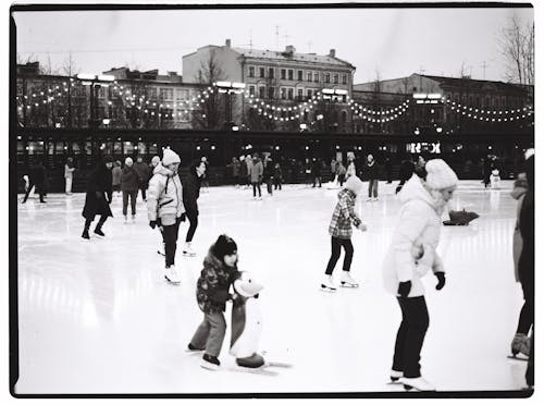 Бесплатное стоковое фото с группа, зима, кататься на коньках