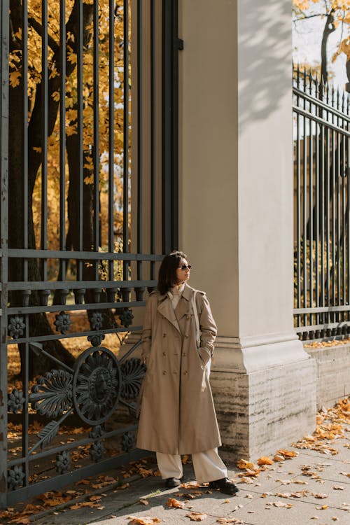 Darmowe zdjęcie z galerii z beżowy płaszcz, jesień, kobieta