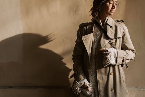 Základová fotografie zdarma na téma béžový kabát, dioptrické brýle, dospělý