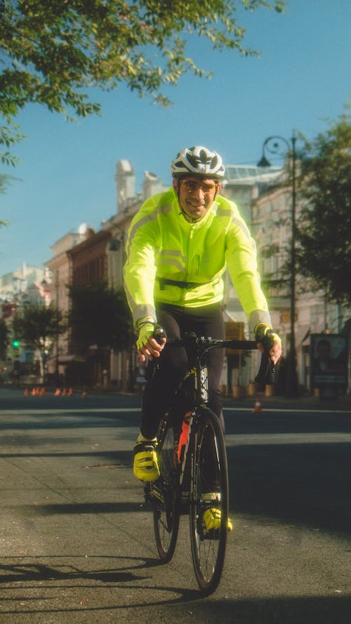 Kostenloses Stock Foto zu aktivität, fahrrad fahren, lächeln