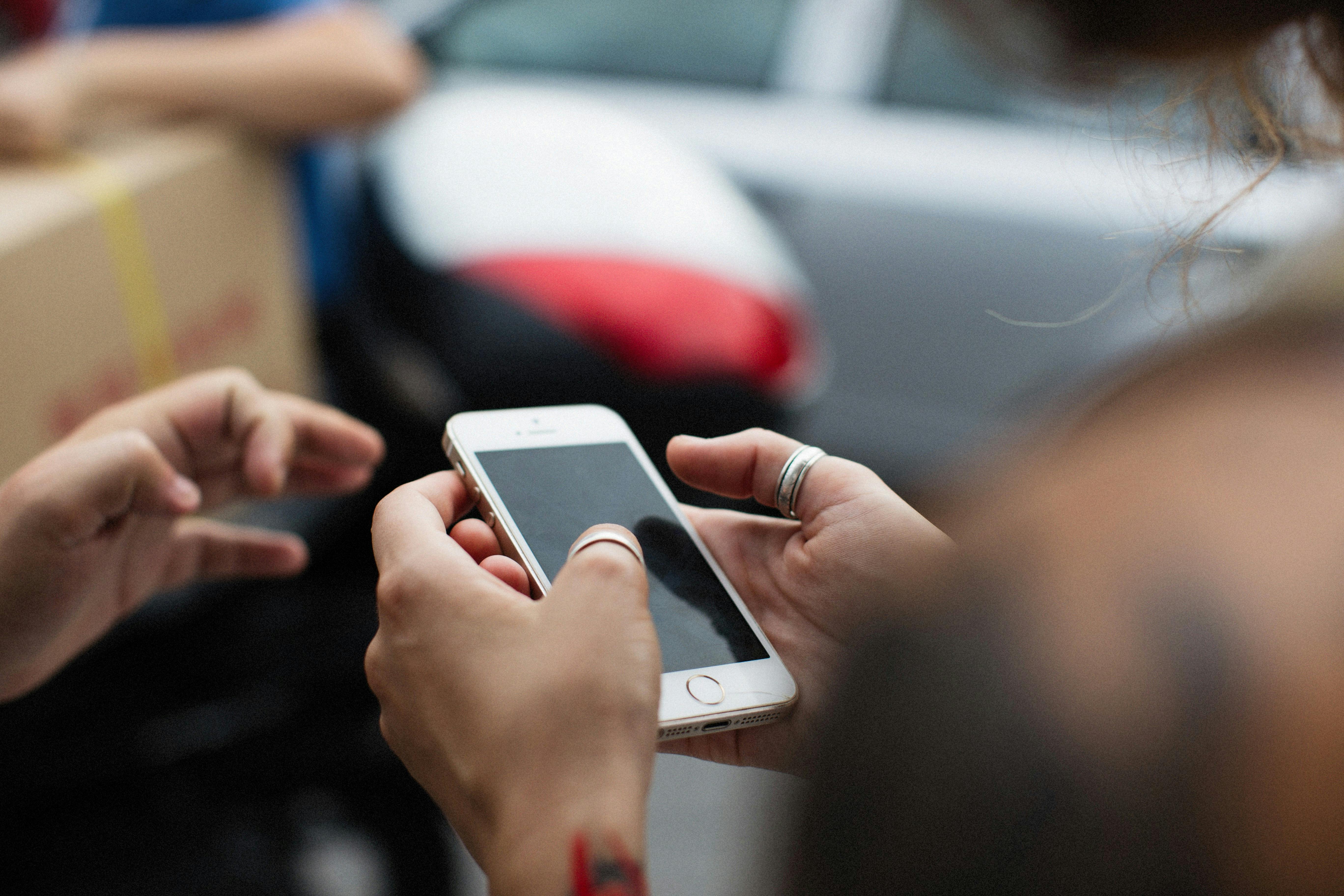 general lifestyle shop phone number — Photo by Alexey Demidov on Pexels