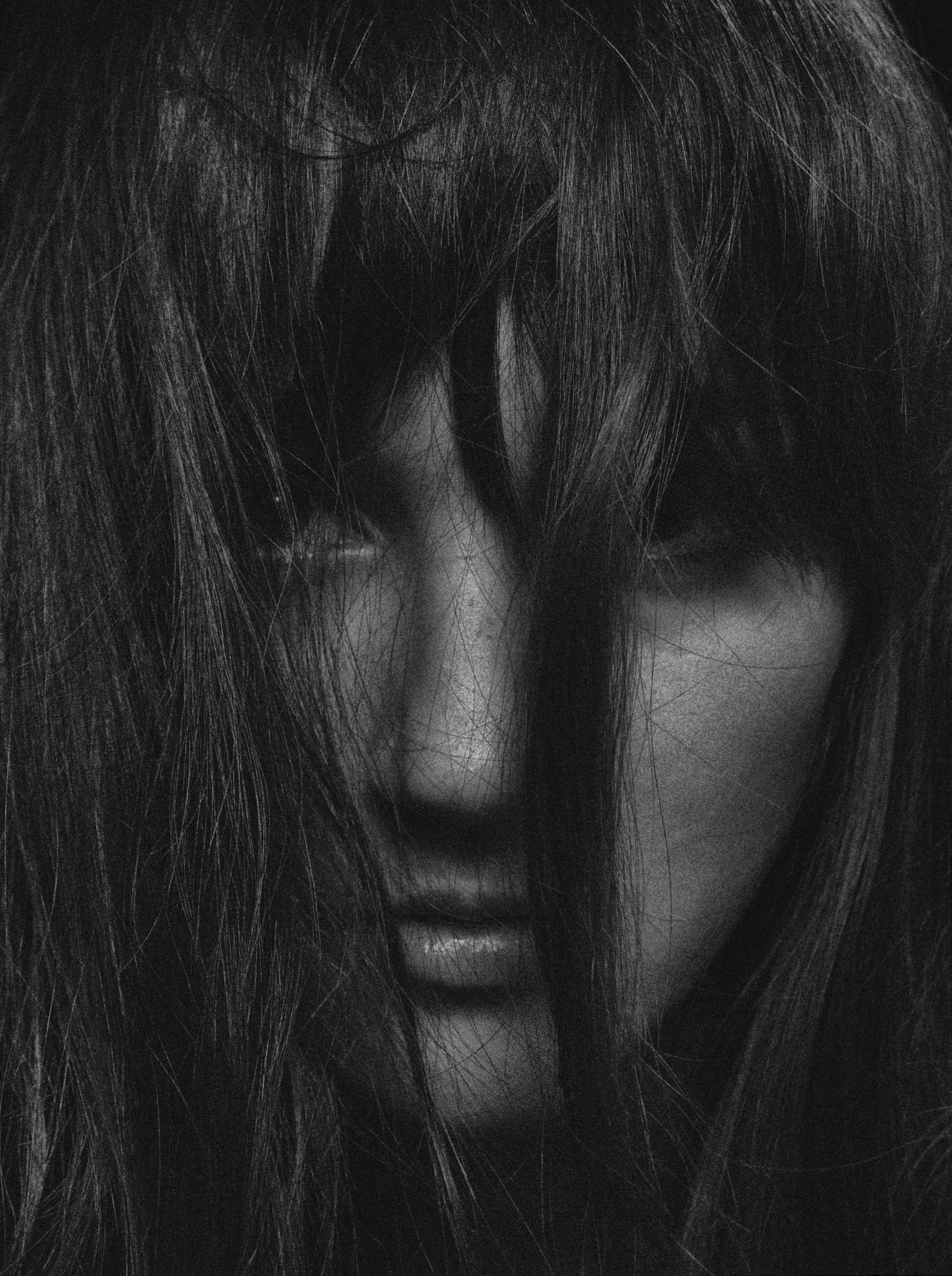 黑白肖像通过头发和眼睛的特写捕捉强烈的情感