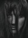 黑白肖像通过头发和眼睛的特写捕捉强烈的情感