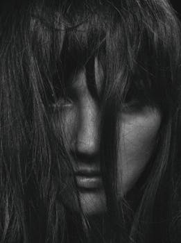 黑白肖像通过头发和眼睛的特写捕捉强烈的情感