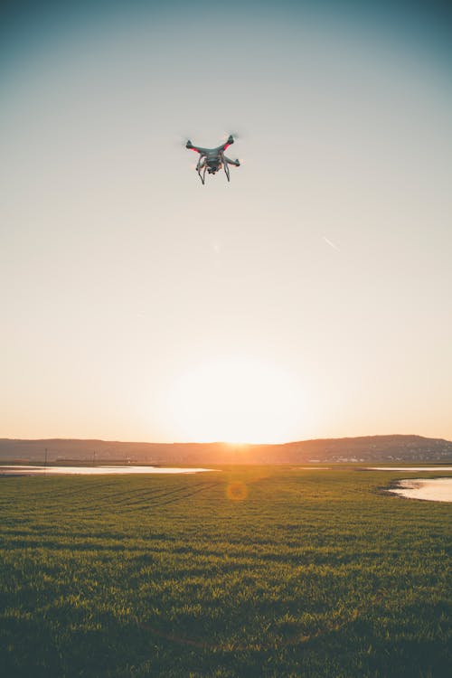 Foto Drone Terbang Di Lapangan