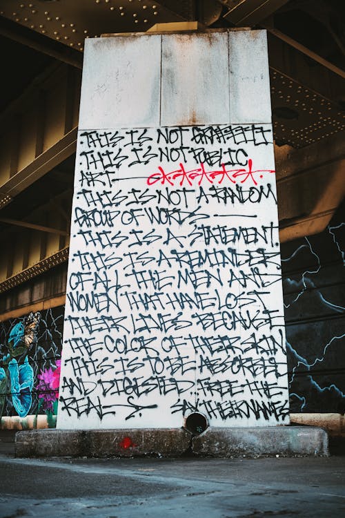 Ilmainen kuvapankkikuva tunnisteilla graffiti, kuva alakulmasta, muuri
