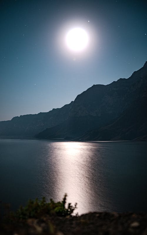 Foto profissional grátis de cênico, corpo d'água, fotografia da lua