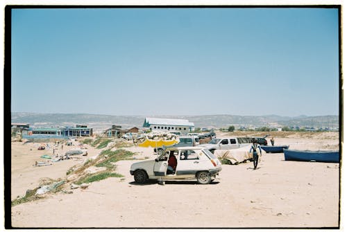 Бесплатное стоковое фото с автомобиль, берег, голубое небо