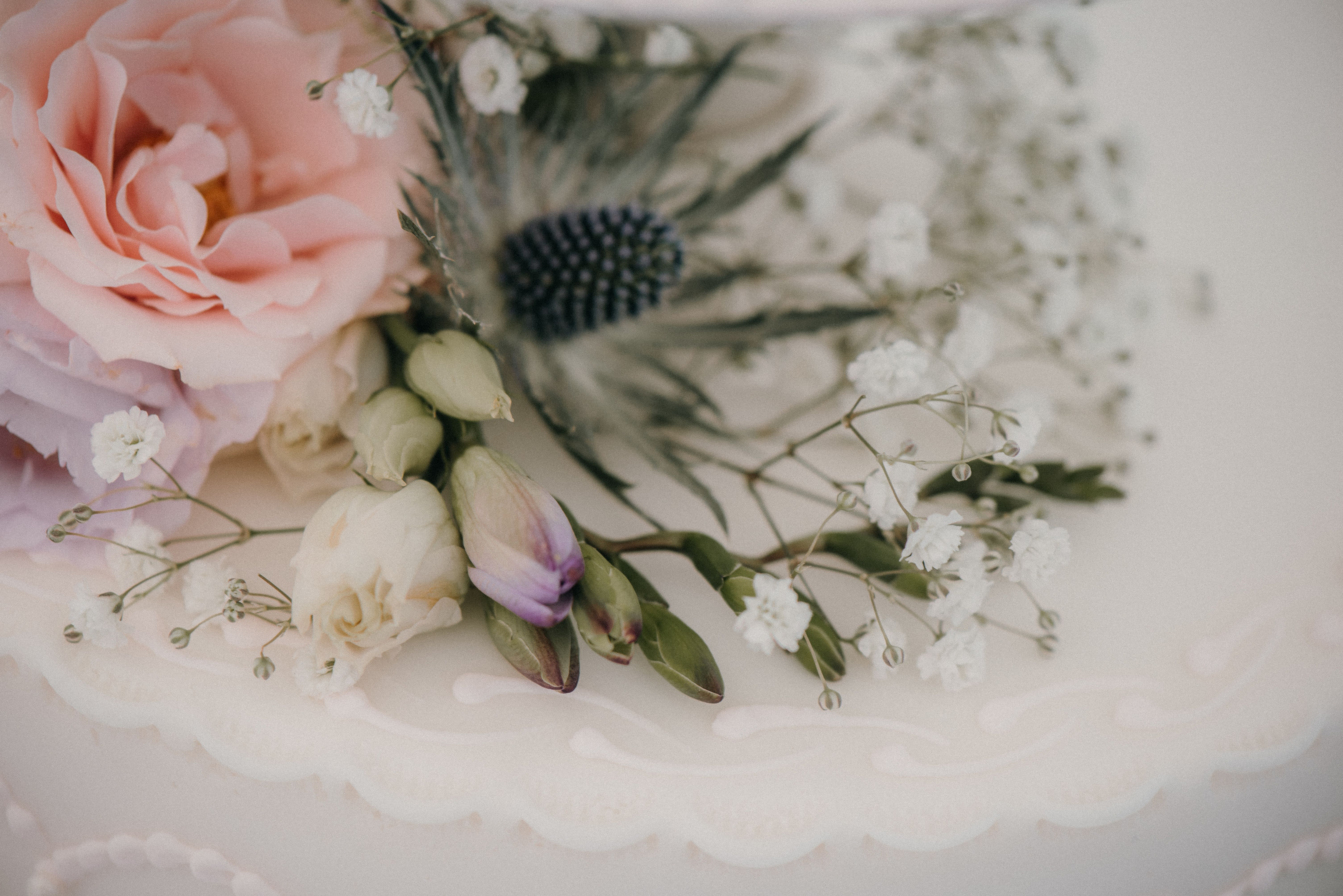 Elegante mehrstöckige Hochzeitstorte