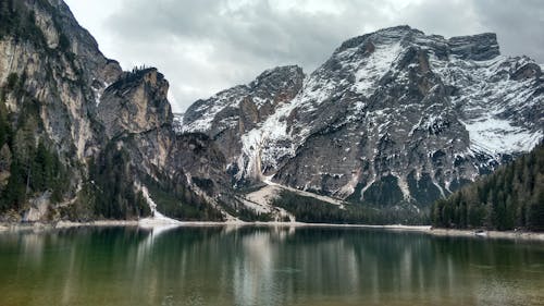 Montanha De Neve Sob Céu Nublado Cinza