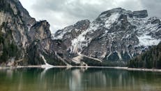 意大利布雷伊斯湖的宁静景观与白雪皑皑的山脉，位于特伦蒂诺-阿尔托阿迪杰