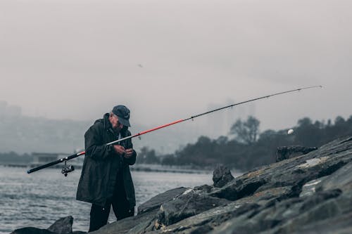 Ilmainen kuvapankkikuva tunnisteilla henkilö, joen ranta, kalastaja