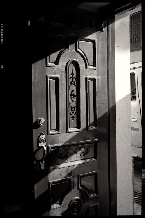 Бесплатное стоковое фото с вертикальный выстрел, дверная ручка, дверной проем