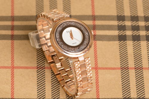 Kostenloses Stock Foto zu armbanduhr, dior, luxus