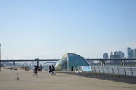 在清澈的蓝天下，风景秀丽的城市景观拥有独特的玻璃圆顶和城市天际线