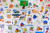 这幅儿童绘画拼贴丰富多彩，以充满活力的色调展示了各种海洋生物