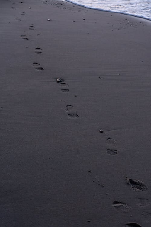 Foto profissional grátis de areia, litoral, pegadas