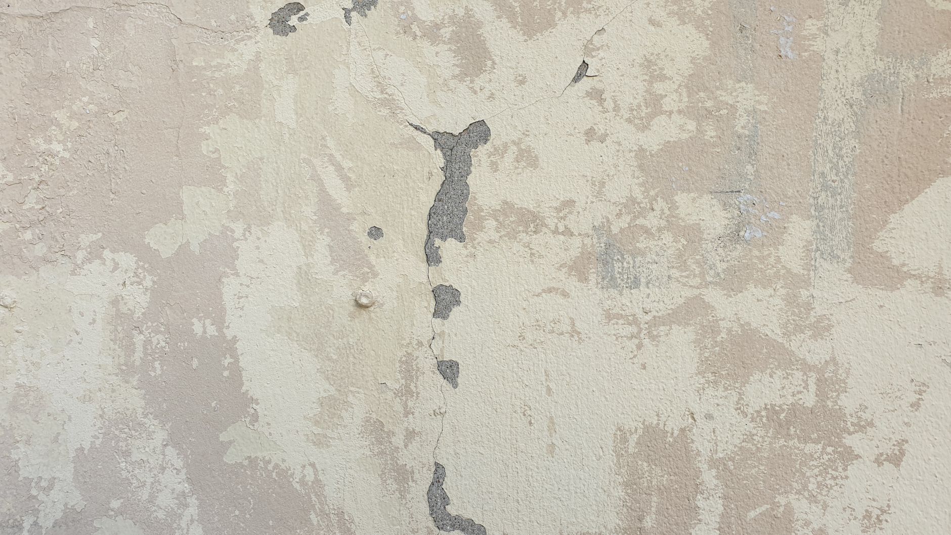訂製窗簾完工後牆面掉漆破損怎麼處理?事前約定必備重點 Detailed texture of a weathered wall with cracks and peeling paint, perfect for backgrounds.