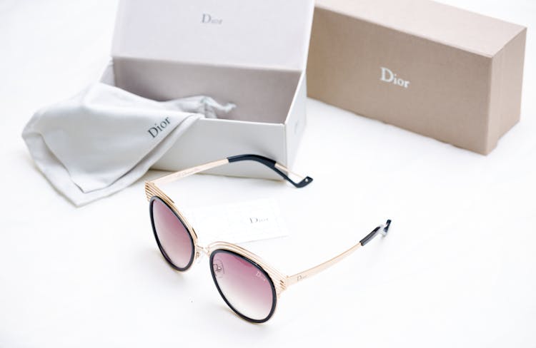 Elegant Sunglasses With Packaging And Microfiber Cloth