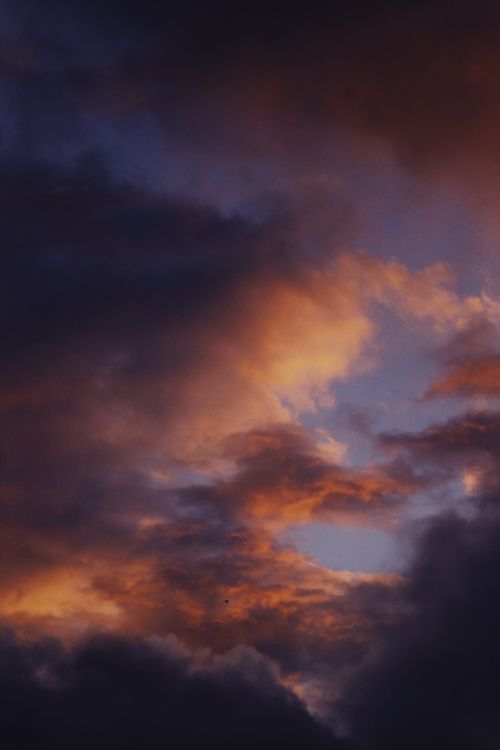 Free A breathtaking view of a vibrant twilight sky with dramatic cloud formations, perfect for nature enthusiasts. Stock Photo