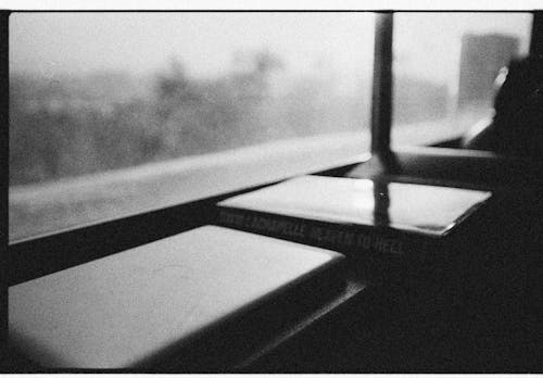 Darmowe zdjęcie z galerii z cień, czarno-biały, książki