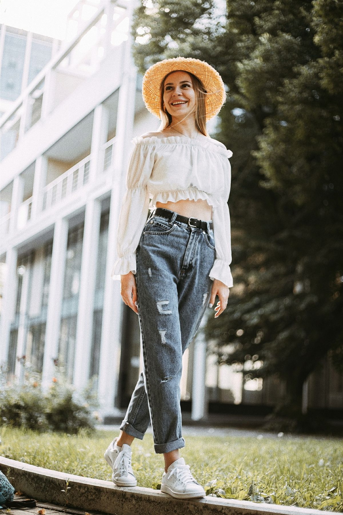 Woman wearing a puff sleeve top with jeans