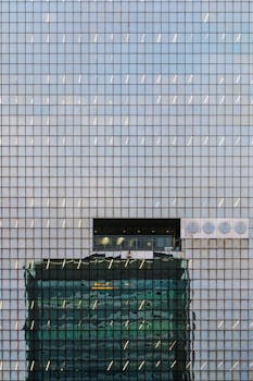 大阪摩天大楼的玻璃立面映照着城市建筑