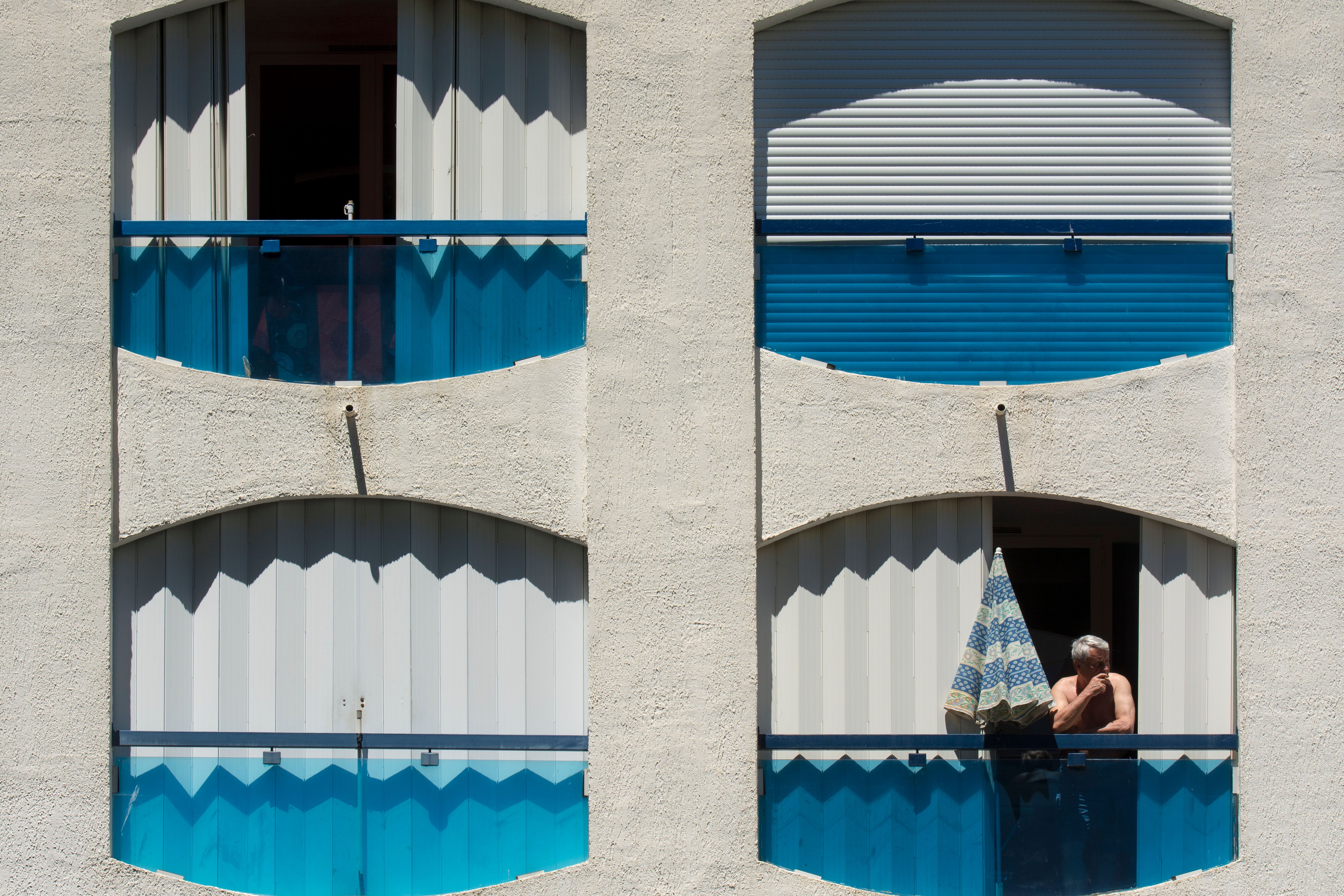 Sonnensegel auf kleinem Balkon, gespannte Seile, luftige Beschattung im Sommer