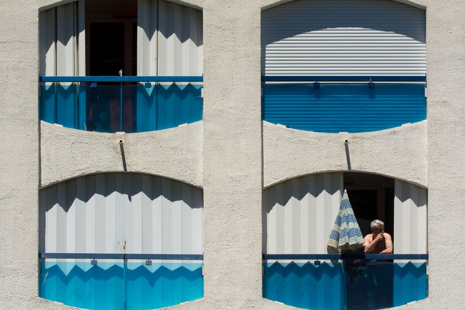 Sonnensegel auf kleinem Balkon, gespannte Seile, luftige Beschattung im Sommer