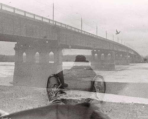 Foto stok gratis di luar rumah, hitam & putih, jembatan
