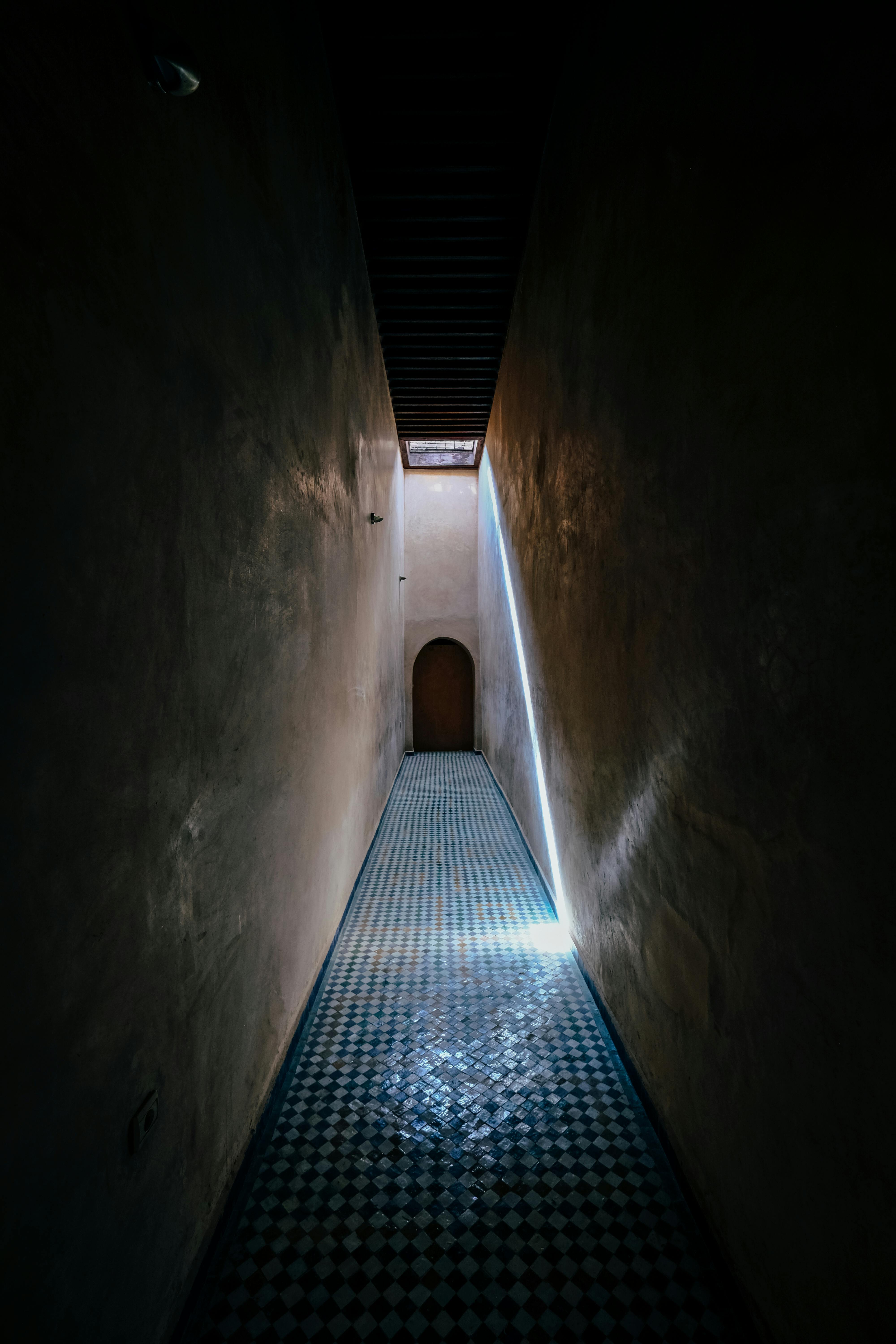 在传统的马拉喀什里亚德，阳光明媚的走廊散发着宁静的氛围