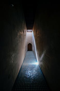 在传统的马拉喀什里亚德，阳光明媚的走廊散发着宁静的氛围