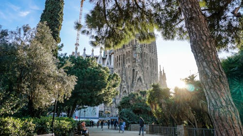 Gruppe Von Menschen, Die Vor Der Sagrada Familia Kathedrale Gehen