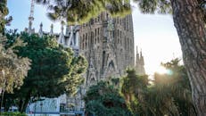 西班牙巴塞罗那的圣家堂风景如画，周围绿树环绕