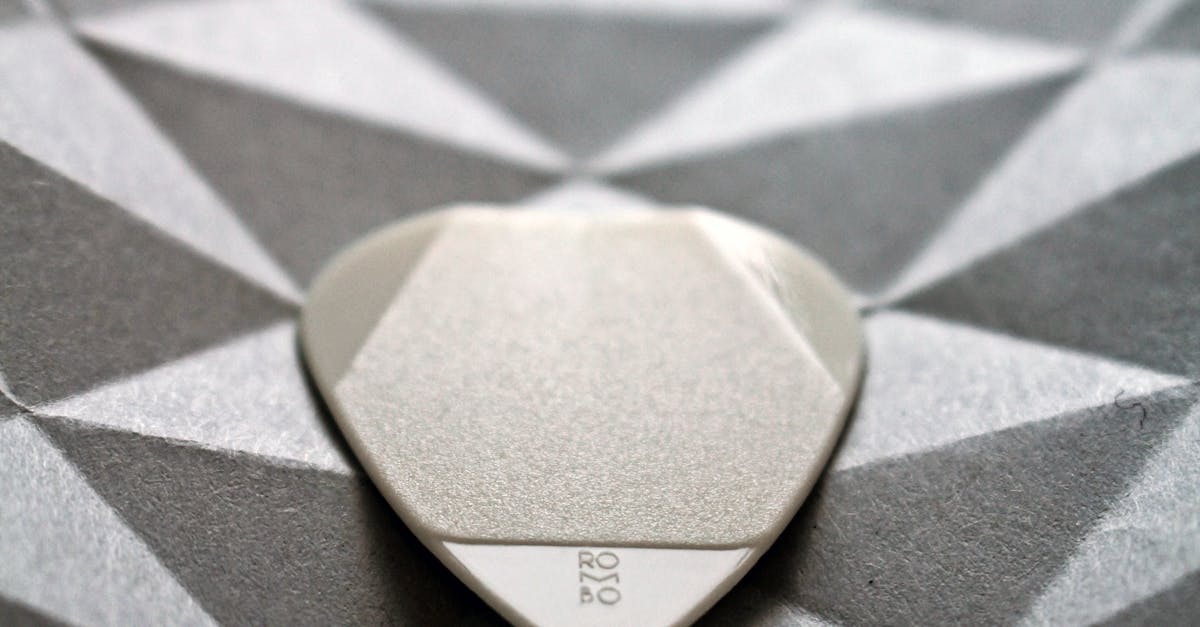 How to hold a guitar pick without it slipping