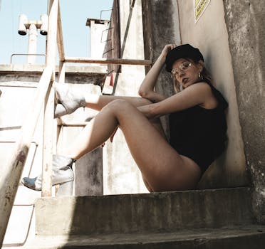 一位时尚女士身着时装，在工业屋顶上摆出姿势，展现现代风尚