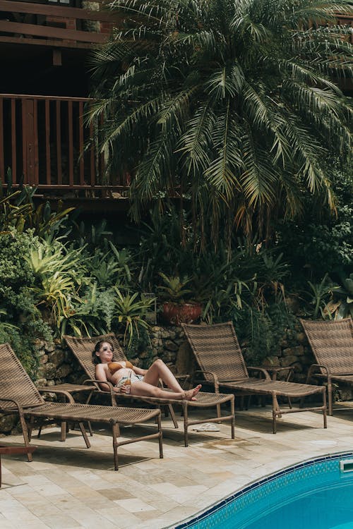 Foto profissional grátis de água, ao lado da piscina, banhos de sol