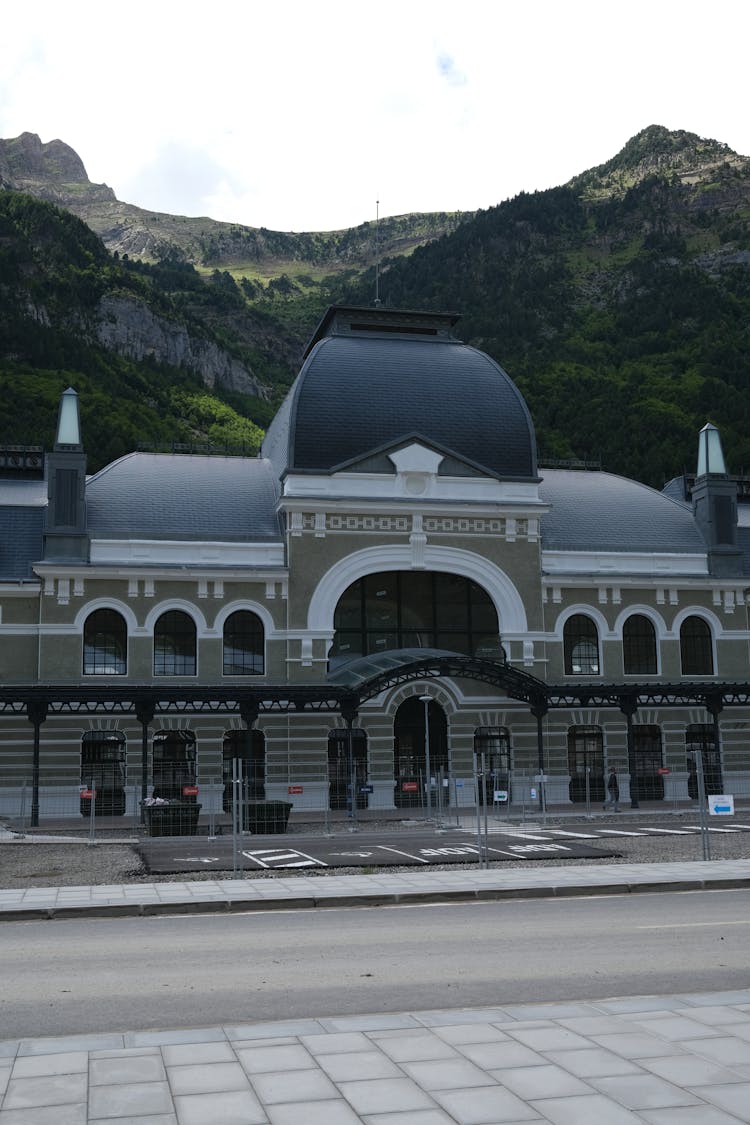 A Front View A Hotel Under The Mountain 