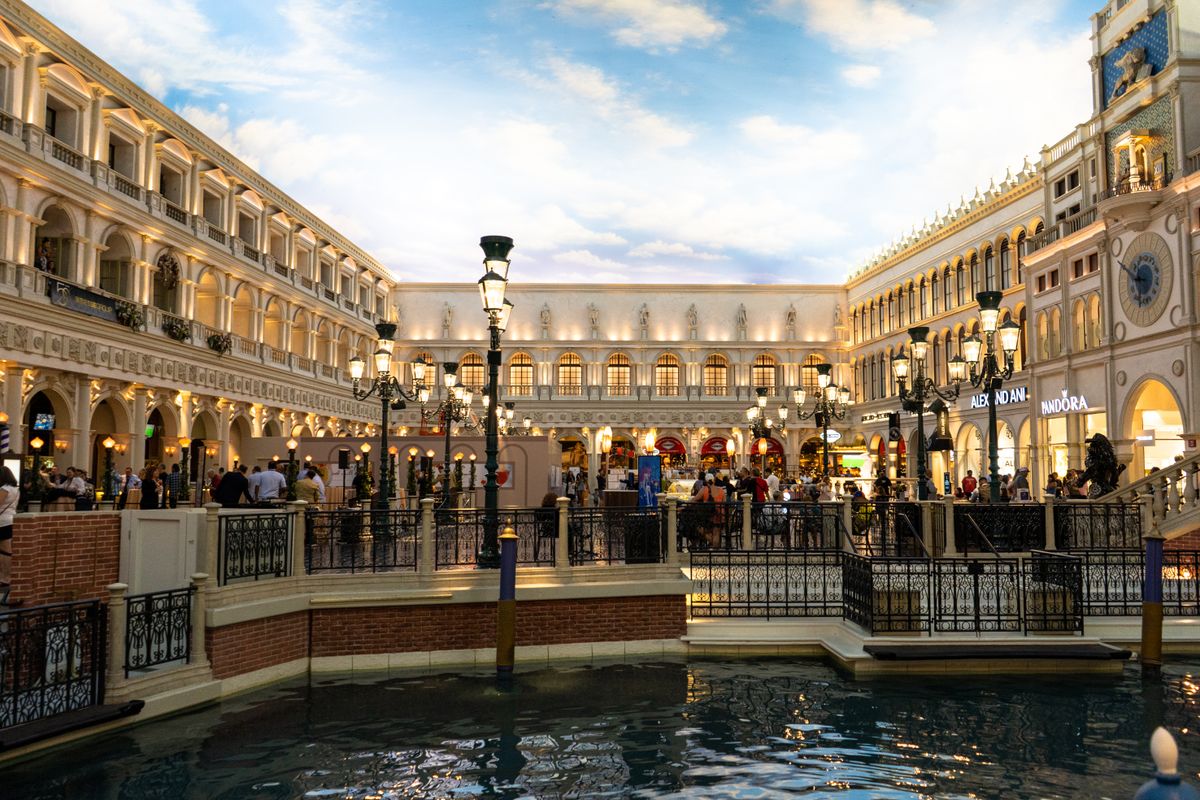 The Strip Walk: Aria to the Venetian