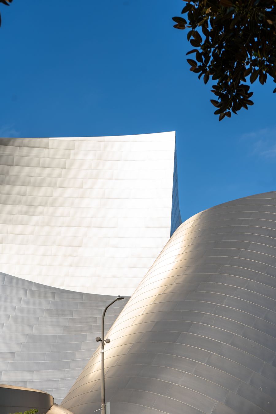 Vedere panoramică asupra Muzeului Guggenheim din Bilbao, Țara Bascilor