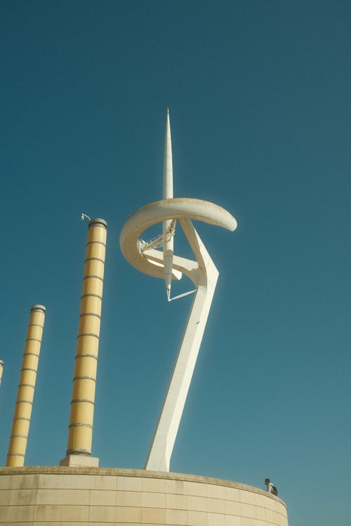 Free Futuristic white sculpture with clear sky, emphasizing modern architecture. Stock Photo