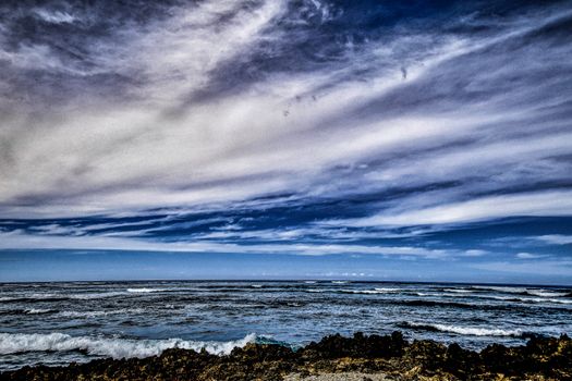 在壮观的天空与翻滚的海浪间，感受海岸的宁静